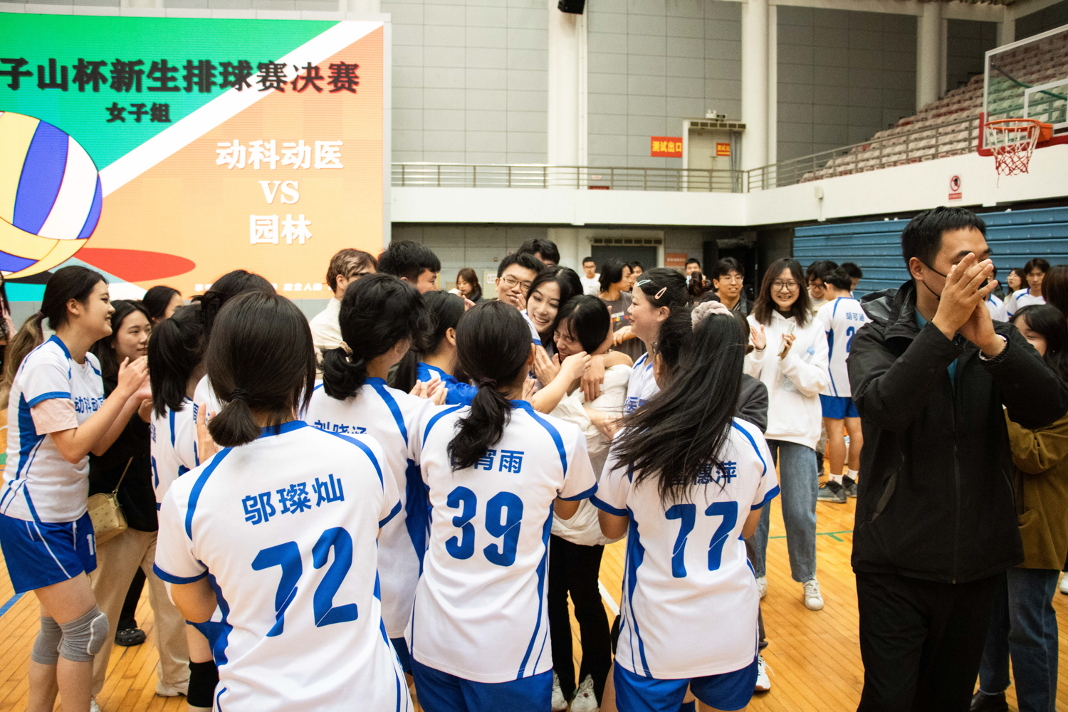 77779193永利队长与教练热情相拥（学通社记者 仇傲 摄）